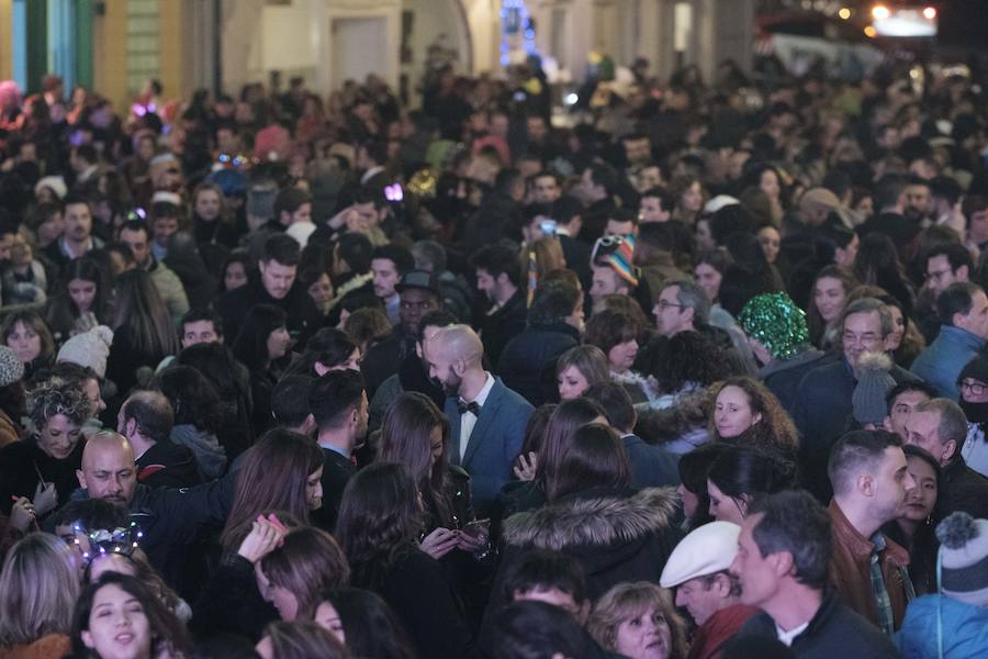 Centenares de gijoneses llenaron la plaza del ayuntamiento para celebrar la nochevieja