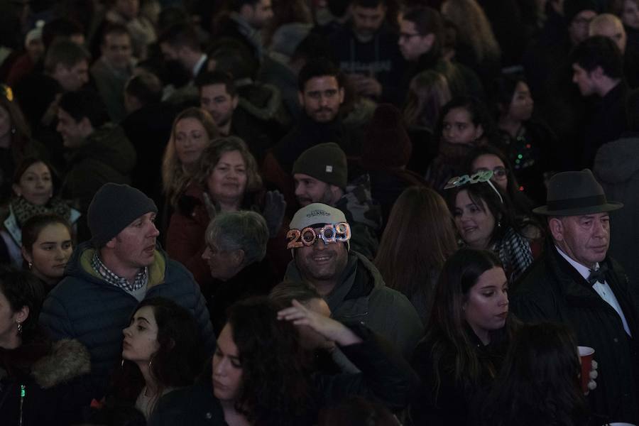 Centenares de gijoneses llenaron la plaza del ayuntamiento para celebrar la nochevieja