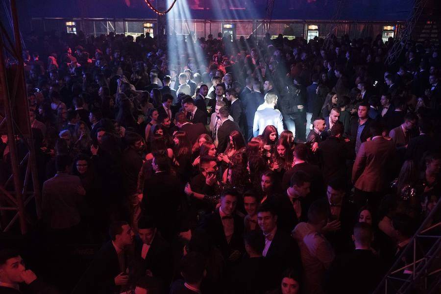 Centenares de gijoneses llenaron la plaza del ayuntamiento para celebrar la nochevieja