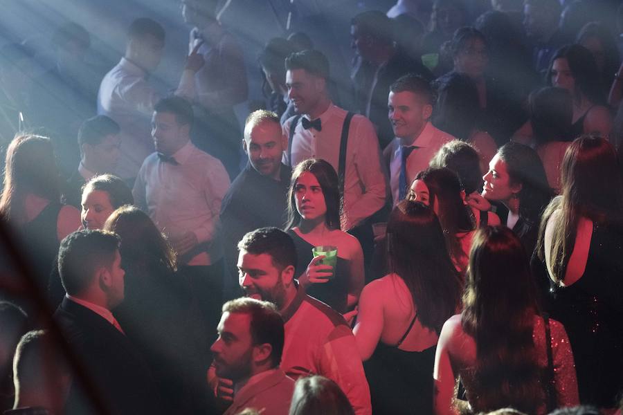 Centenares de gijoneses llenaron la plaza del ayuntamiento para celebrar la nochevieja