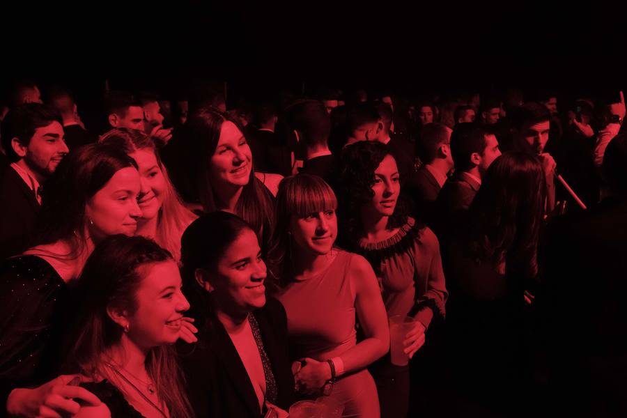 Centenares de gijoneses llenaron la plaza del ayuntamiento para celebrar la nochevieja