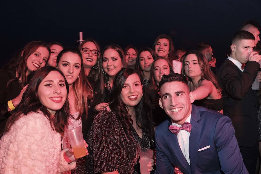 Centenares de gijoneses llenaron la plaza del ayuntamiento para celebrar la nochevieja