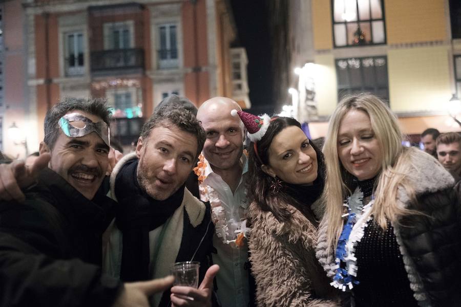 Centenares de gijoneses llenaron la plaza del ayuntamiento para celebrar la nochevieja
