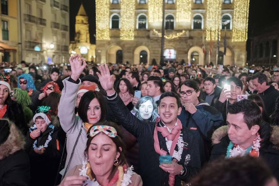 Centenares de gijoneses llenaron la plaza del ayuntamiento para celebrar la nochevieja