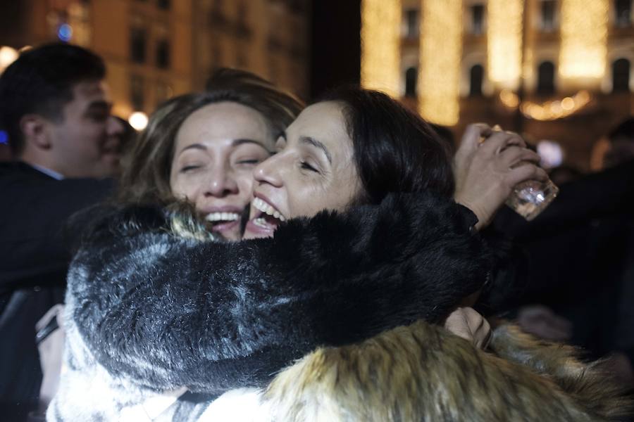 Centenares de gijoneses llenaron la plaza del ayuntamiento para celebrar la nochevieja