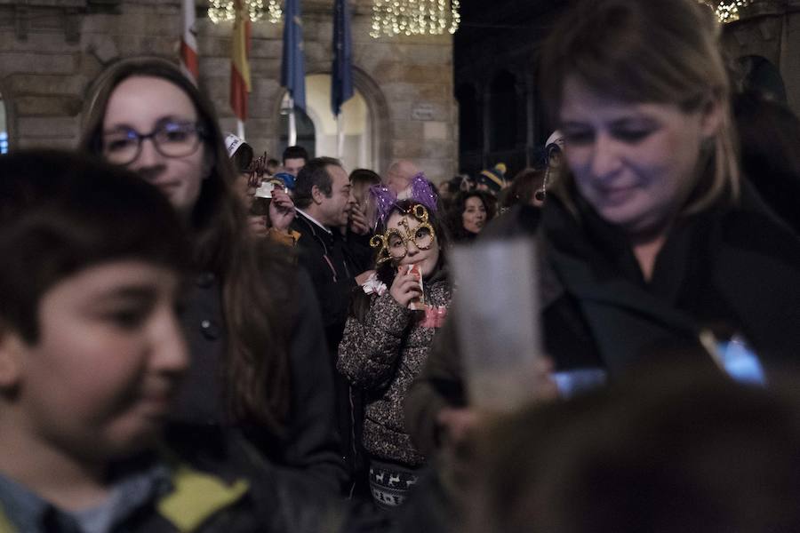 Centenares de gijoneses llenaron la plaza del ayuntamiento para celebrar la nochevieja
