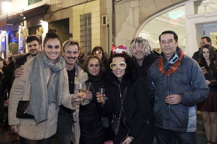Centenares de gijoneses llenaron la plaza del ayuntamiento para celebrar la nochevieja