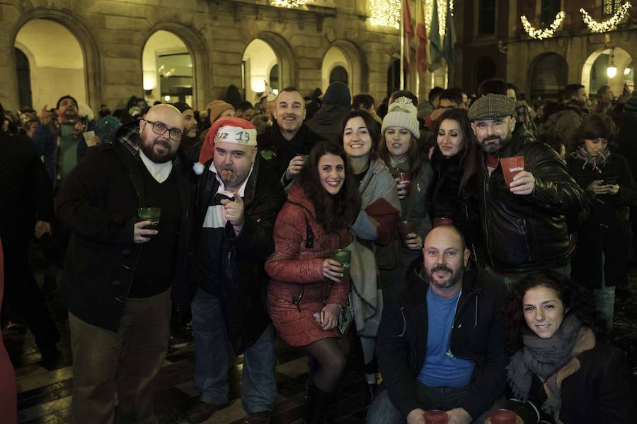 Centenares de gijoneses llenaron la plaza del ayuntamiento para celebrar la nochevieja