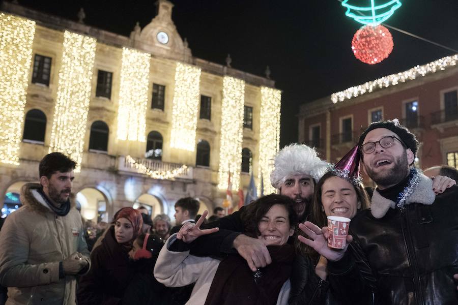 Centenares de gijoneses llenaron la plaza del ayuntamiento para celebrar la nochevieja