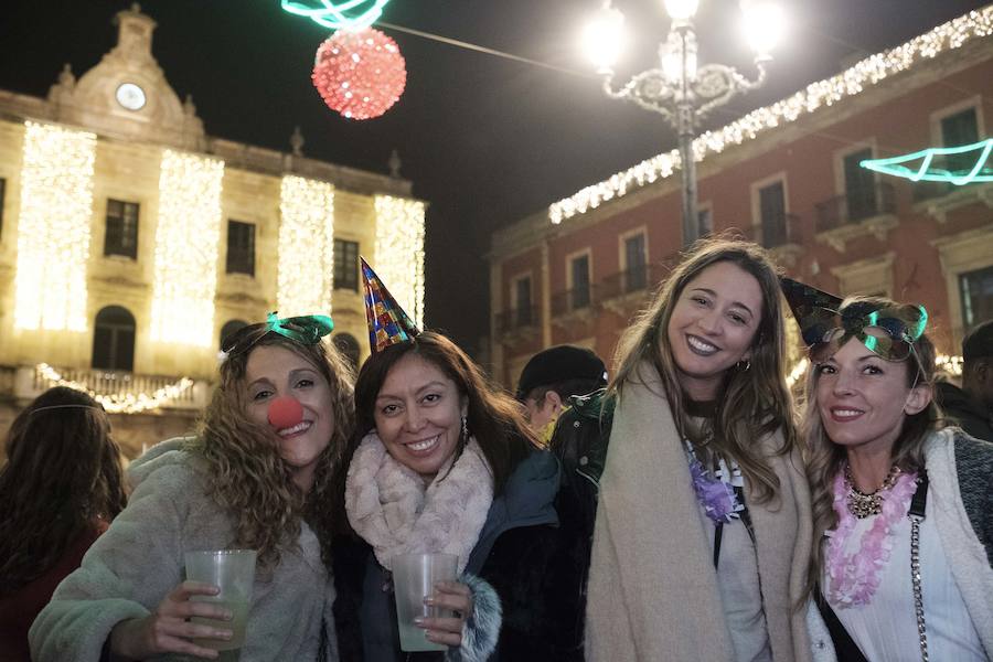 Centenares de gijoneses llenaron la plaza del ayuntamiento para celebrar la nochevieja