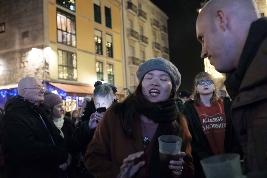 Centenares de gijoneses llenaron la plaza del ayuntamiento para celebrar la nochevieja
