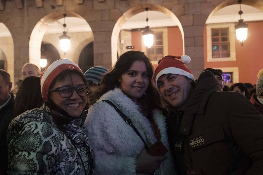 Centenares de gijoneses llenaron la plaza del ayuntamiento para celebrar la nochevieja