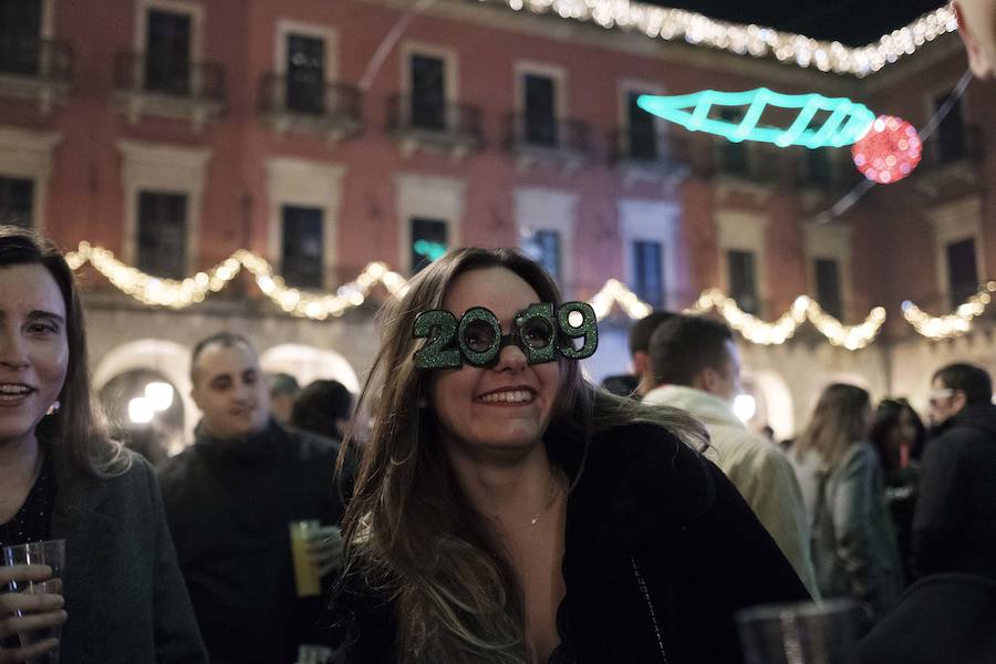 Centenares de gijoneses llenaron la plaza del ayuntamiento para celebrar la nochevieja