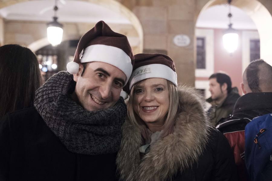 Centenares de gijoneses llenaron la plaza del ayuntamiento para celebrar la nochevieja