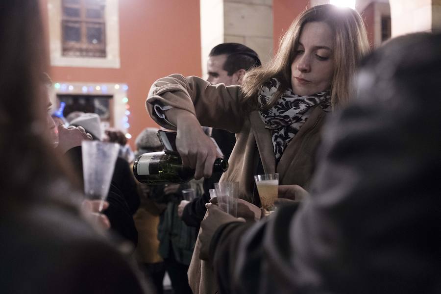 Centenares de gijoneses llenaron la plaza del ayuntamiento para celebrar la nochevieja