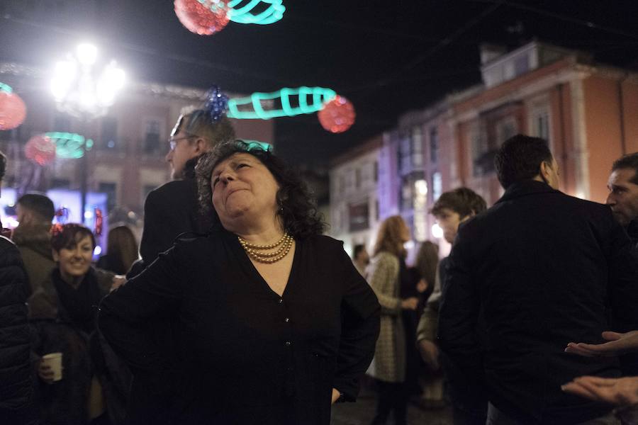 Centenares de gijoneses llenaron la plaza del ayuntamiento para celebrar la nochevieja