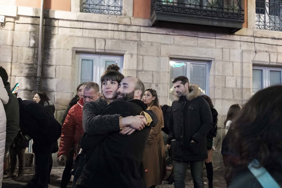 Centenares de gijoneses llenaron la plaza del ayuntamiento para celebrar la nochevieja