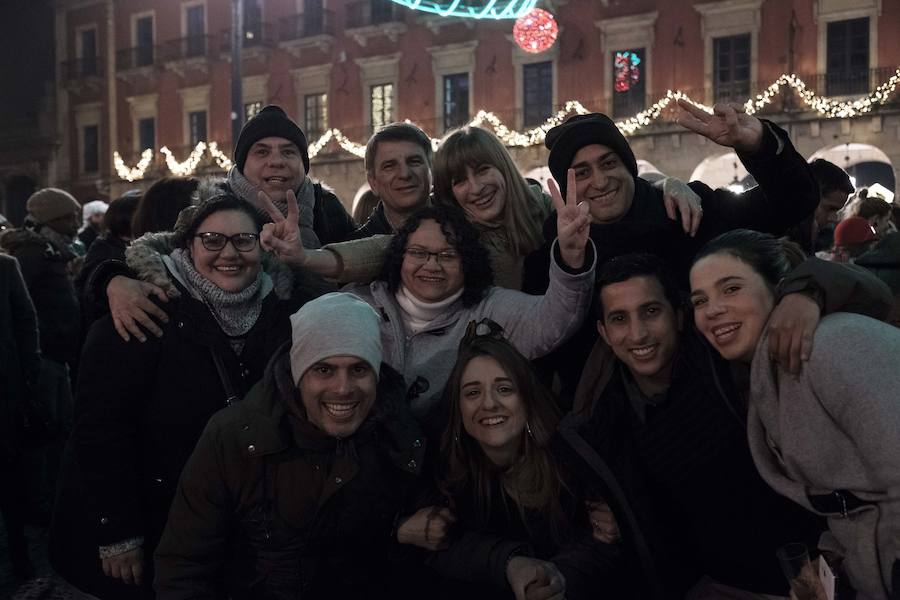 Centenares de gijoneses llenaron la plaza del ayuntamiento para celebrar la nochevieja