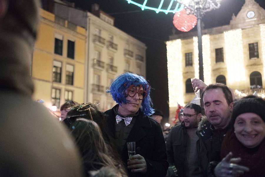Centenares de gijoneses llenaron la plaza del ayuntamiento para celebrar la nochevieja