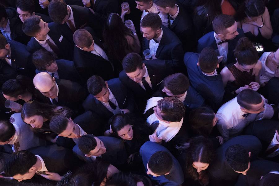 Centenares de gijoneses llenaron la plaza del ayuntamiento para celebrar la nochevieja