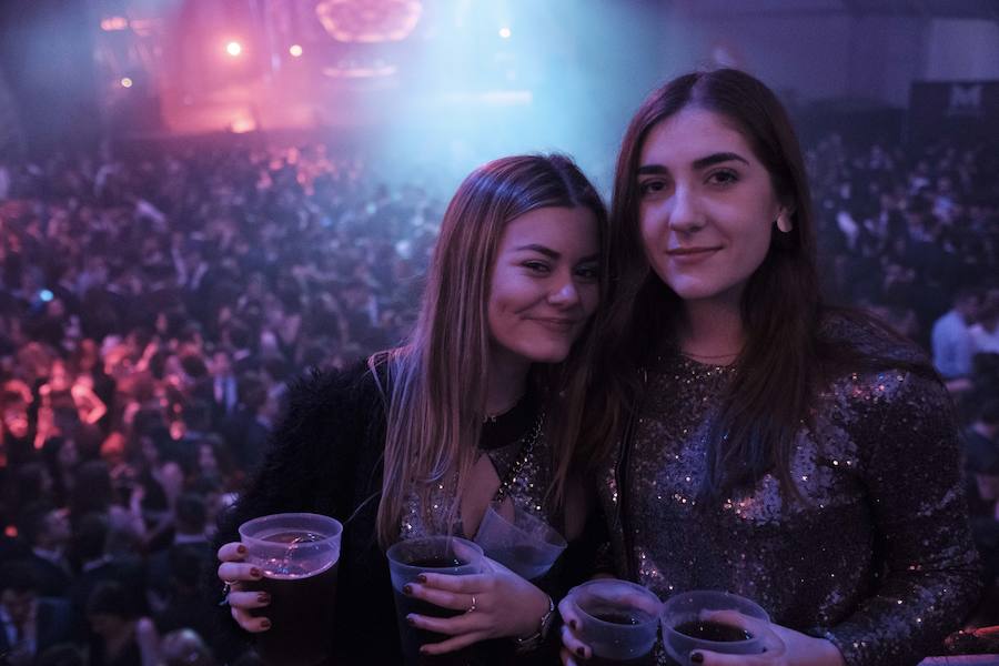 Centenares de gijoneses llenaron la plaza del ayuntamiento para celebrar la nochevieja