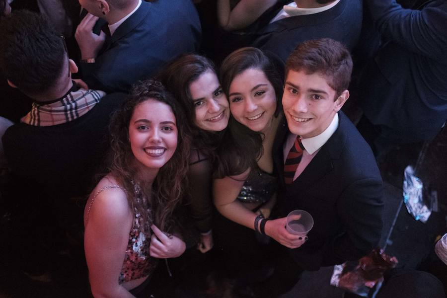 Centenares de gijoneses llenaron la plaza del ayuntamiento para celebrar la nochevieja