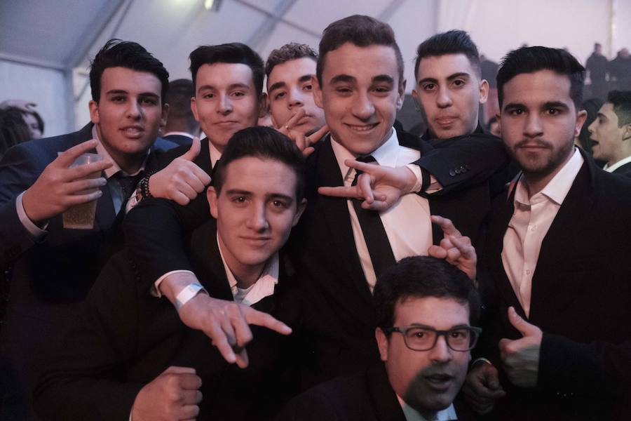 Centenares de gijoneses llenaron la plaza del ayuntamiento para celebrar la nochevieja