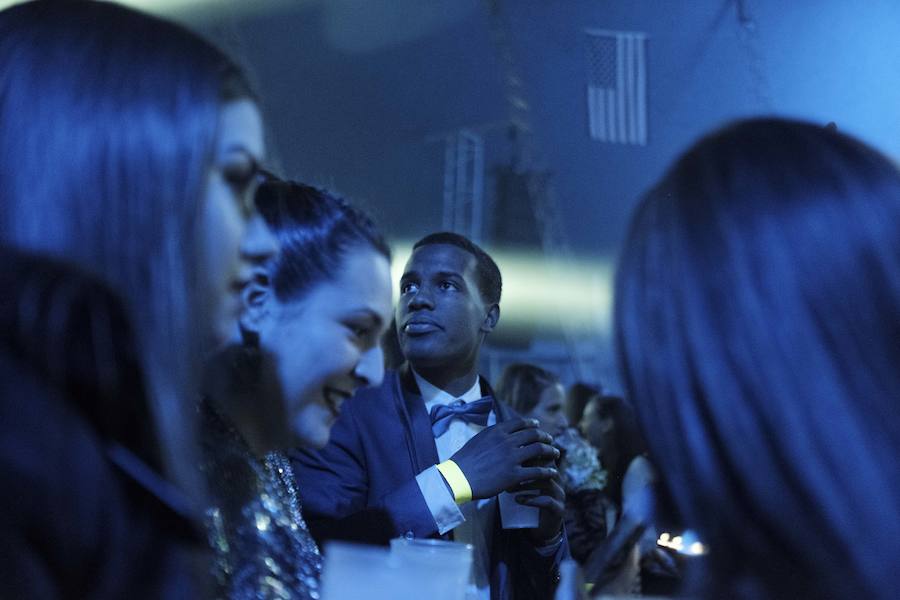 Centenares de gijoneses llenaron la plaza del ayuntamiento para celebrar la nochevieja