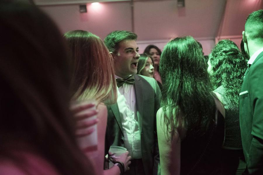 Centenares de gijoneses llenaron la plaza del ayuntamiento para celebrar la nochevieja