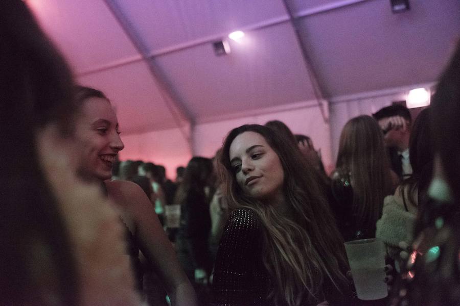 Centenares de gijoneses llenaron la plaza del ayuntamiento para celebrar la nochevieja