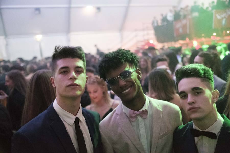 Centenares de gijoneses llenaron la plaza del ayuntamiento para celebrar la nochevieja