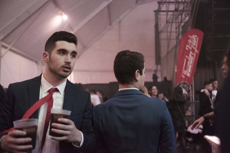 Centenares de gijoneses llenaron la plaza del ayuntamiento para celebrar la nochevieja