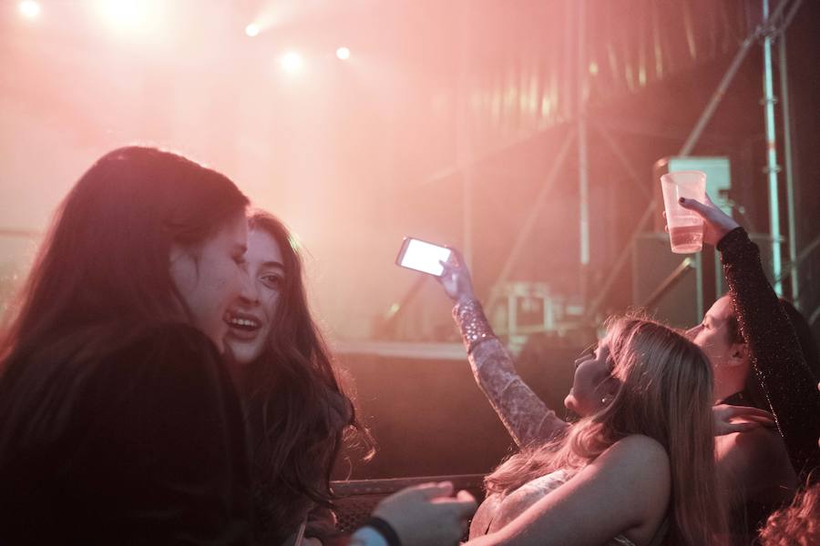 Centenares de gijoneses llenaron la plaza del ayuntamiento para celebrar la nochevieja