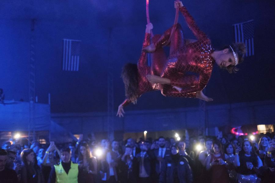 Centenares de gijoneses llenaron la plaza del ayuntamiento para celebrar la nochevieja