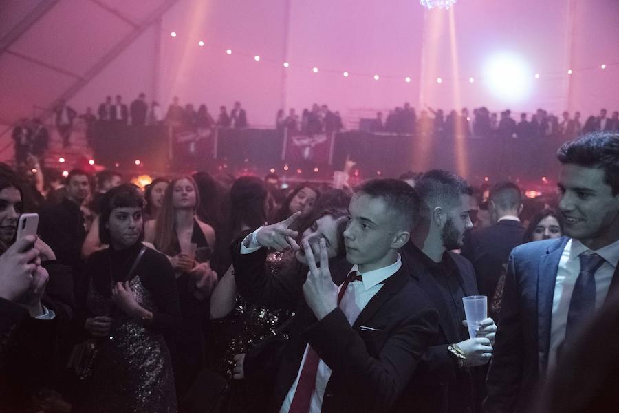 Centenares de gijoneses llenaron la plaza del ayuntamiento para celebrar la nochevieja