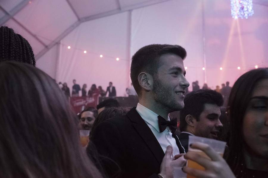 Centenares de gijoneses llenaron la plaza del ayuntamiento para celebrar la nochevieja