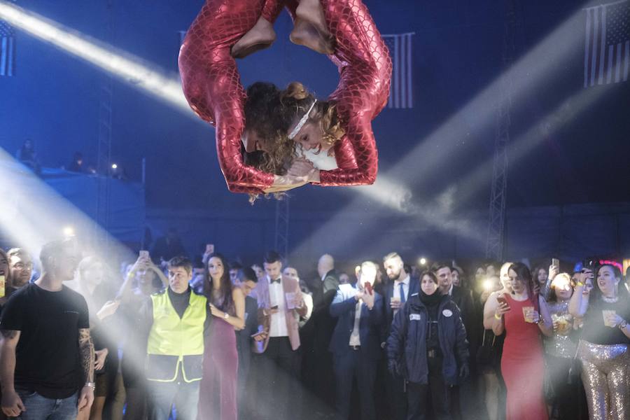Centenares de gijoneses llenaron la plaza del ayuntamiento para celebrar la nochevieja