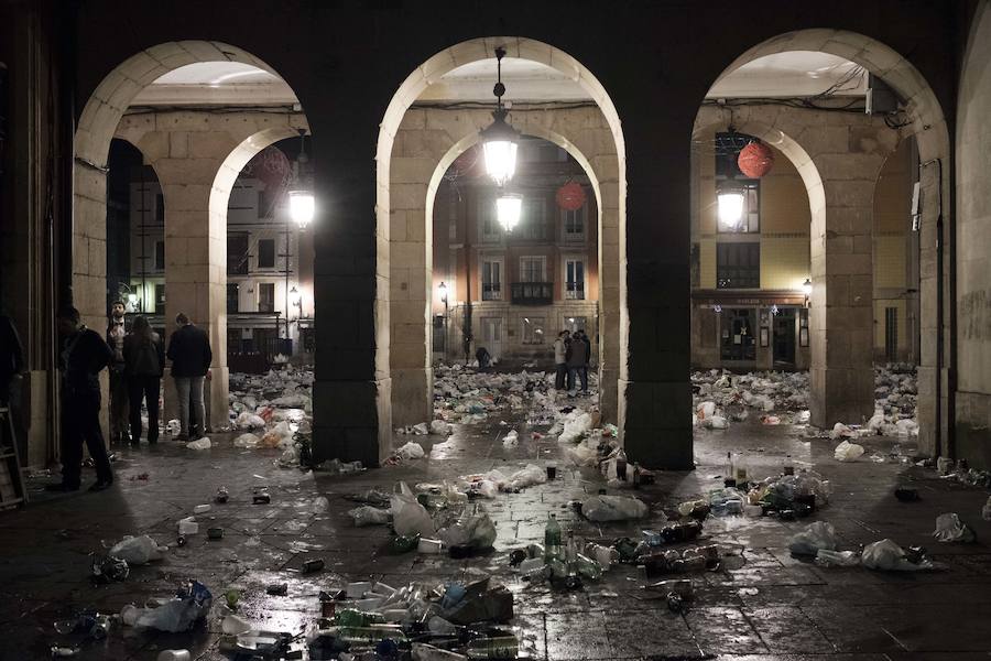 Incontables bolsas, botellas y restos de bebida dibujaban una fotografía difícil de aceptar si se tienen en cuenta las innumerables campañas para fomentar el que cada persona recoja sus propios residuos