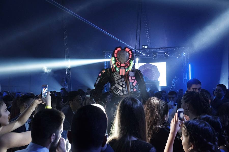 Centenares de gijoneses llenaron la plaza del ayuntamiento para celebrar la nochevieja