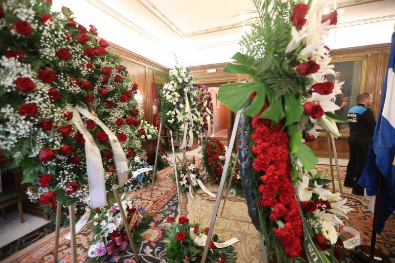 El salón de recepciones del Ayuntamiento de Avilés acoge la capilla ardiente del exalcalde de la ciudad que ha sido trasladado al Consistorio desde el tanatorio escoltado por varias unidades de la Policía Local
