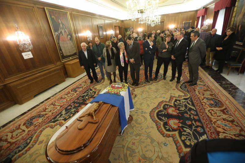 El salón de recepciones del Ayuntamiento de Avilés acoge la capilla ardiente del exalcalde de la ciudad que ha sido trasladado al Consistorio desde el tanatorio escoltado por varias unidades de la Policía Local