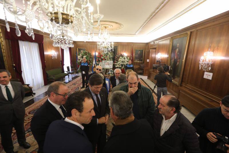 El salón de recepciones del Ayuntamiento de Avilés acoge la capilla ardiente del exalcalde de la ciudad que ha sido trasladado al Consistorio desde el tanatorio escoltado por varias unidades de la Policía Local