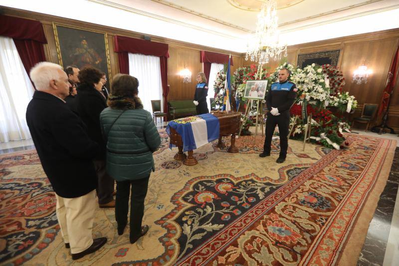 El salón de recepciones del Ayuntamiento de Avilés acoge la capilla ardiente del exalcalde de la ciudad que ha sido trasladado al Consistorio desde el tanatorio escoltado por varias unidades de la Policía Local