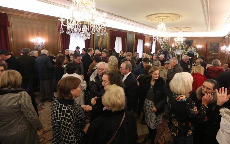 El salón de recepciones del Ayuntamiento de Avilés acoge la capilla ardiente del exalcalde de la ciudad que ha sido trasladado al Consistorio desde el tanatorio escoltado por varias unidades de la Policía Local