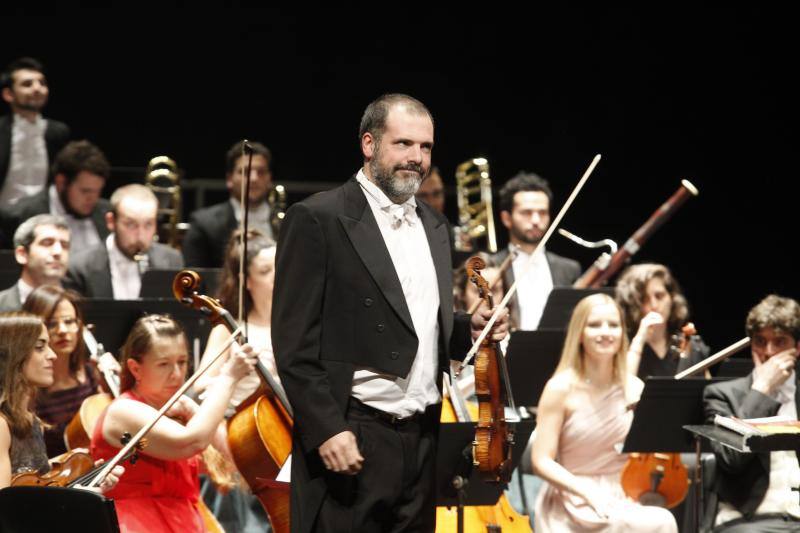 La Filarmónica de España, con el gijonés Mariano Rivas al frente, celebró el primer recital del año ante un teatro abarrotado.