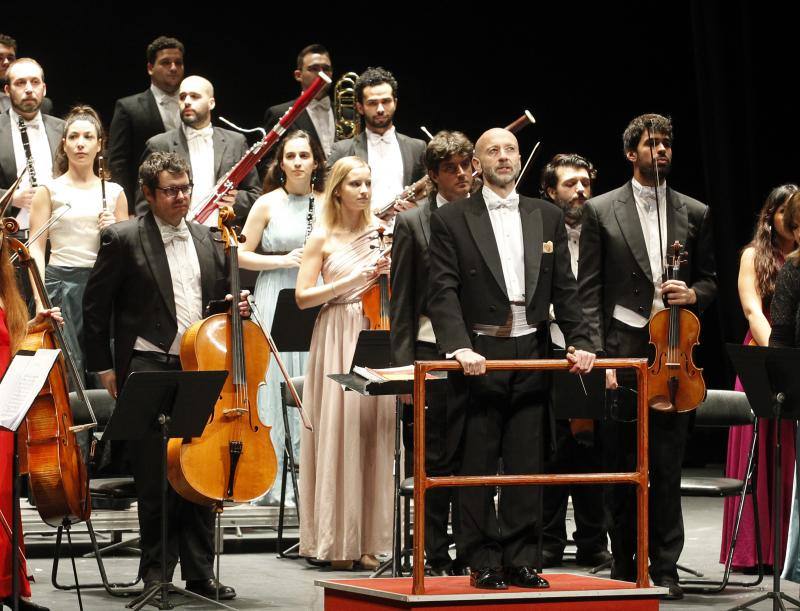 La Filarmónica de España, con el gijonés Mariano Rivas al frente, celebró el primer recital del año ante un teatro abarrotado.