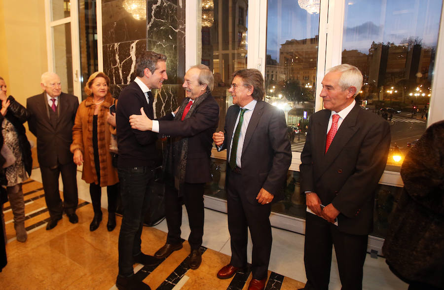 La orquesta Oviedo Filarmonía deleitó a los asistentes al teatro de la capital asturiana en el primer recital del año y en una jornada especial para su director, Lucas Macías, que se presentaba de manera oficial en un acto como este.