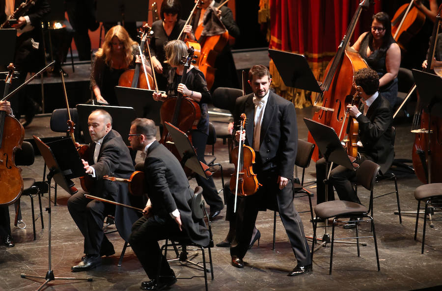 La orquesta Oviedo Filarmonía deleitó a los asistentes al teatro de la capital asturiana en el primer recital del año y en una jornada especial para su director, Lucas Macías, que se presentaba de manera oficial en un acto como este.