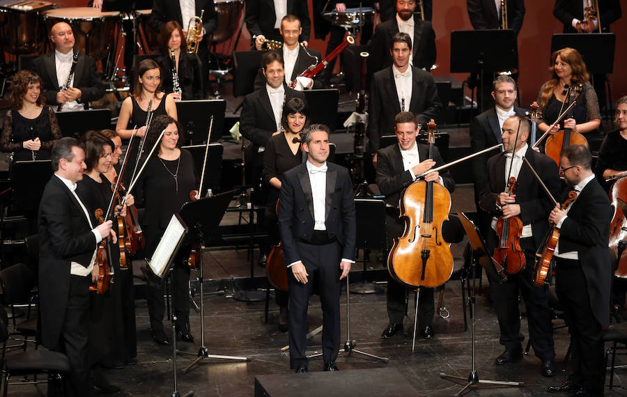 La orquesta Oviedo Filarmonía deleitó a los asistentes al teatro de la capital asturiana en el primer recital del año y en una jornada especial para su director, Lucas Macías, que se presentaba de manera oficial en un acto como este.