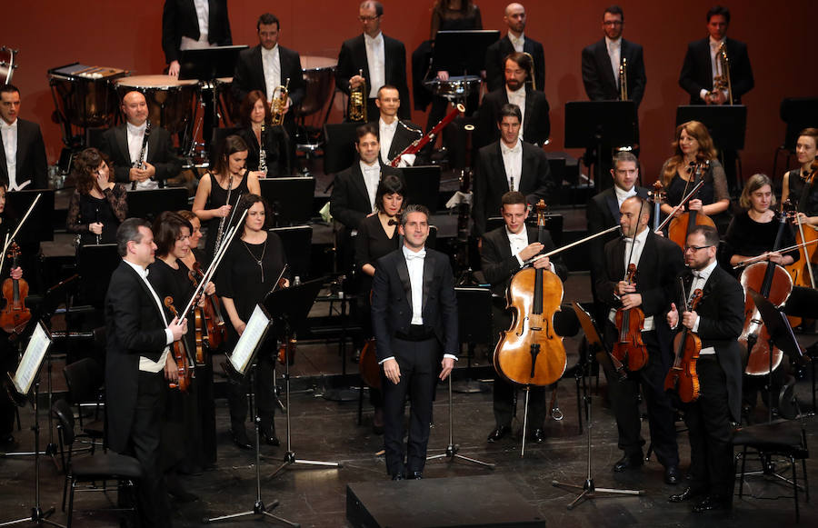 La orquesta Oviedo Filarmonía deleitó a los asistentes al teatro de la capital asturiana en el primer recital del año y en una jornada especial para su director, Lucas Macías, que se presentaba de manera oficial en un acto como este.